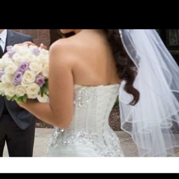 Wedding dress - Picture 3 of 5